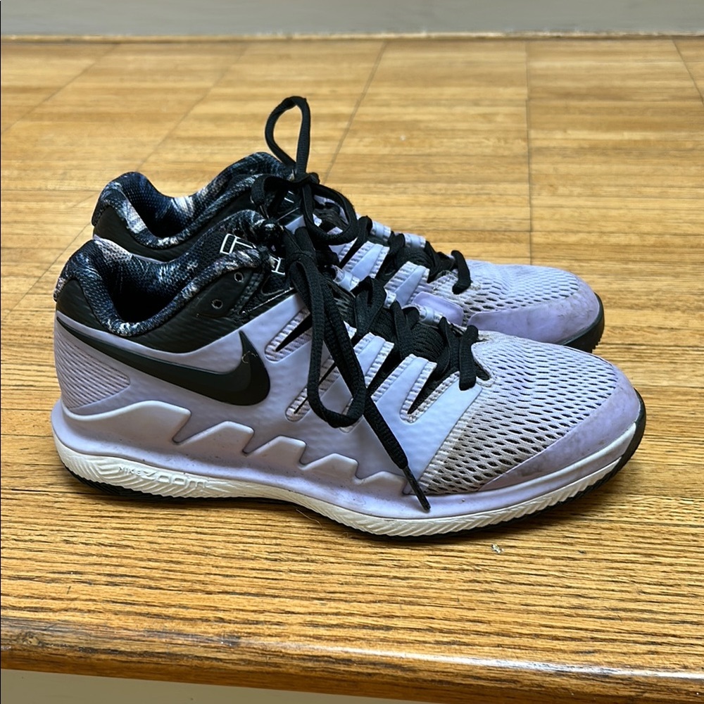 Nike Lavender and Black Tennis Shoed